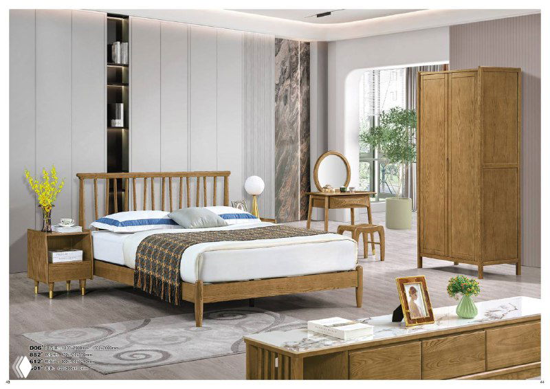 Фотография набора мебели из массива ясеня с деревянным изголовьем и решётчатой конструкцией кровати, общий вид комнаты и размещение шкафов