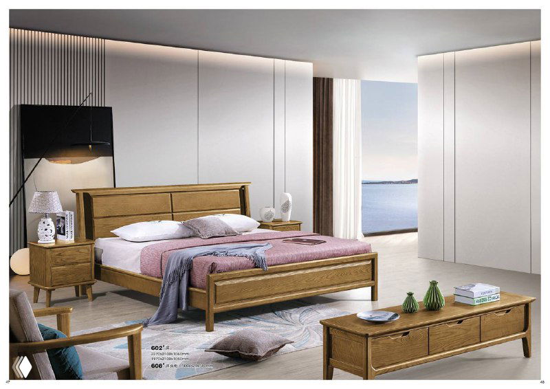 Фотография деревянной кровати из североамериканского ясеня в интерьере с декоративными подушками и журнальным столиком в переднем плане