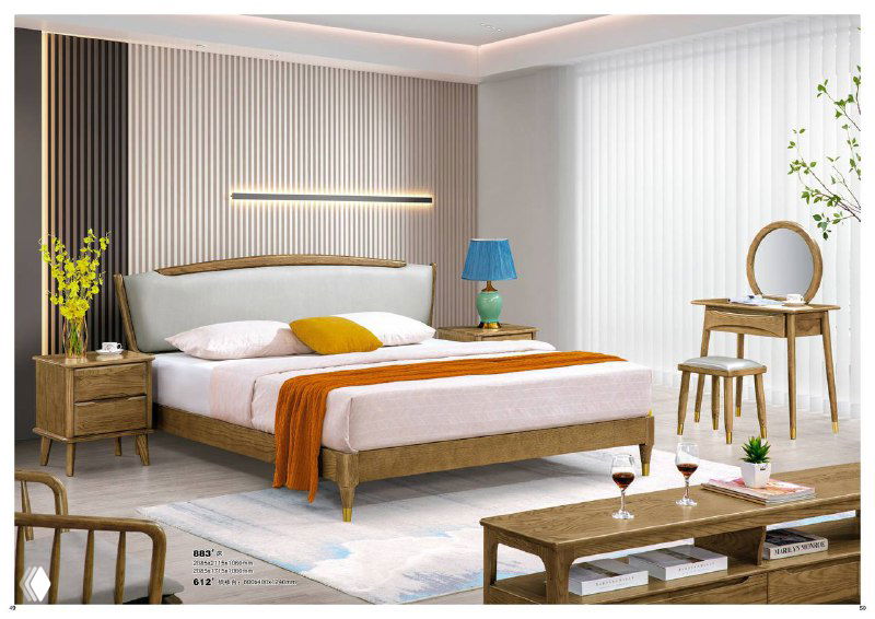 Вид спальни с комплектом из североамериканского ясеня и туалетным столиком: демонстрация разных вариантов изголовья и отделки древесины