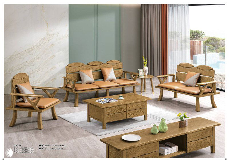 Мебель для гостиной из массива североамериканского ясеня: трехместный диван, журнальный столик и декоративные элементы на фоне пастельной отделки стены.