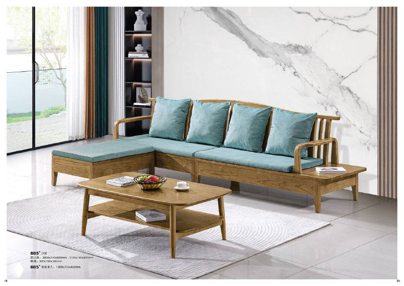 Светлый диван из североамериканского ясеня с декоративными подушками и компактным журнальным столиком, интерьер с акцентами на текстуру древесины и минимализм.