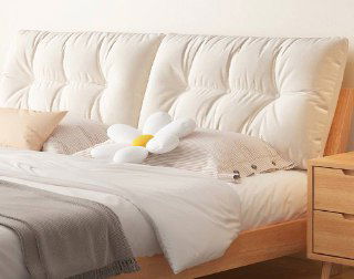 Крупный план мягкого стёганого изголовья кровати: бежевая обивка с декоративными складками, рядом видна деревянная тумба и элементы спальни.