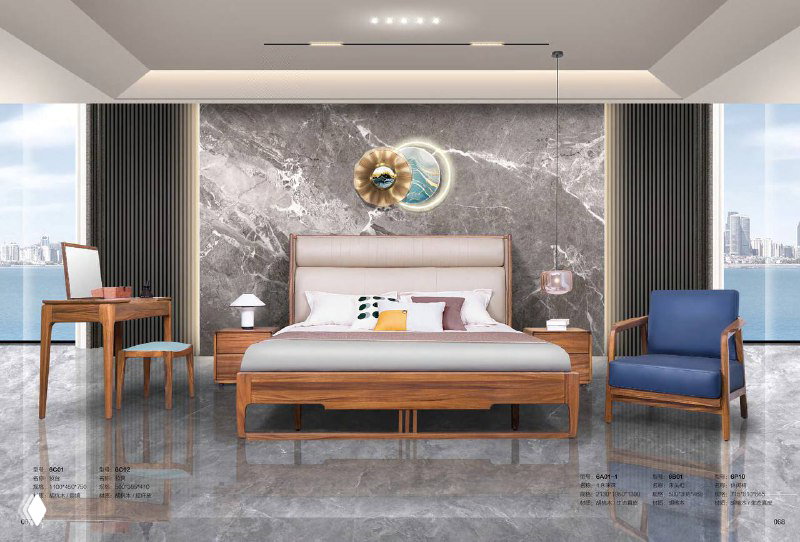 Спальня с кроватью и одиночным креслом в синей обивке; мебель из орехового массива сочетается с мраморной стеной и декором.