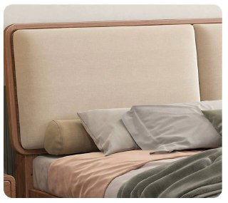 Крупный план мягкого изголовья кровати с бежевой обивкой и округлой деревянной рамкой из ясеня, видно швы и текстуру ткани.