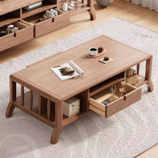 Детальный крупный план журнального столика из ясеня с выдвижным ящиком и открытыми нишами, вид на текстуру древесины и хранение под столешницей.