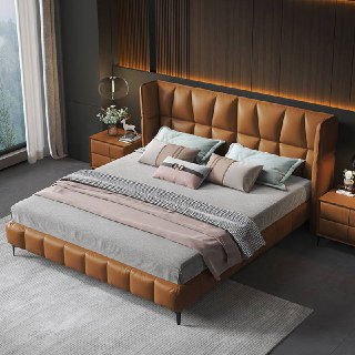 Угловой ракурс кожаной кровати 180×200 в спальне: видно постельные аксессуары, текстиль и мягкую обивку с декоративными швами на спинке.