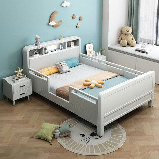 Белая детская кровать из массива дуба в аналогичной планировке, деревянный каркас, декоративные элементы и мягкие подушки на кровати.