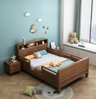 Детская кровать из дуба с декоративными ограждениями и полками, вид слева в стилизованной детской интерьере с игрушками и ковриком.