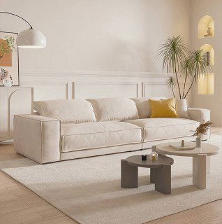 Фронтальный вид светлого дивана в минималистичной гостиной: равномерная обивка, пара декоративных подушек и журнальный столик