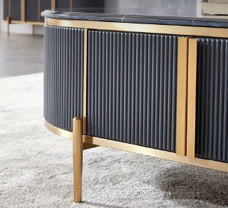 Крупный план рифлёной фасадной панели сервантa с вертикальными ламелями и золотыми опорами, демонстрация текстуры и фурнитуры изделия.