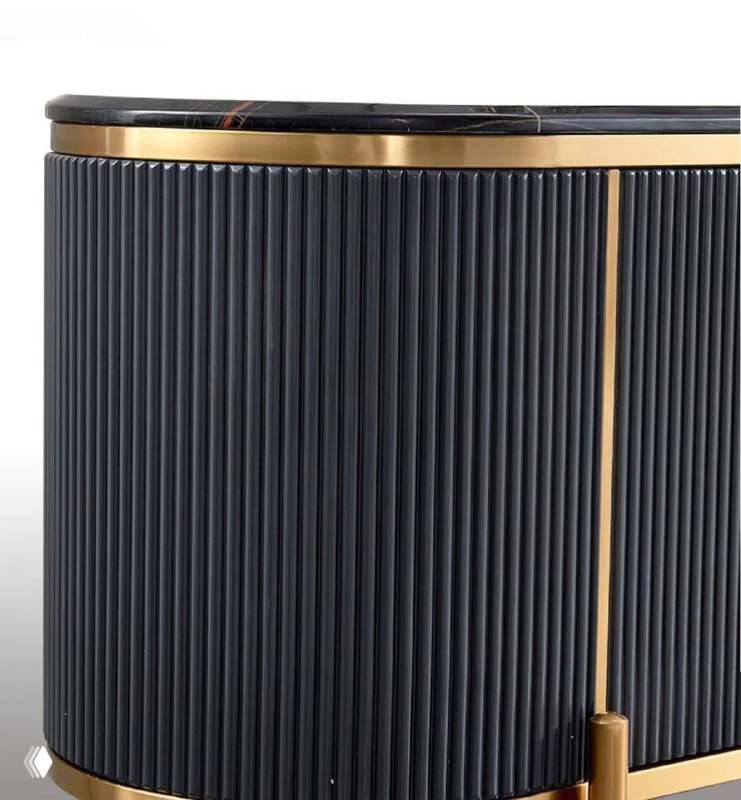 Ещё крупный план тёмного фасада и золотой планки тумбы, вид на искусную обработку кромок и материал столешницы в студийной съёмке.