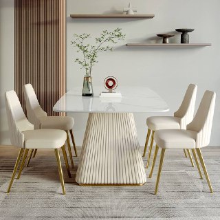 Обеденный стол с мраморной или белой глянцевой столешницей, шесть светлых стульев и аккуратная стилизация с вазой и декором на поверхности.