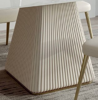 Крупный план основания стола: рифлёная пирамидальная ножка-пьедестал бежевого цвета с текстурой и металлической окантовкой, деталь конструкции и финиш.