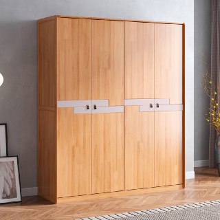 Шкаф с закрытыми глухими распашными дверцами в светлой дубовой отделке, минималистичный интерьер и деревянный пол.