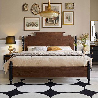 Деревянная кровать из массива ясеня крупным планом, оформленная декоративными подушками и лампой — демонстрация фактуры и формы изголовья.