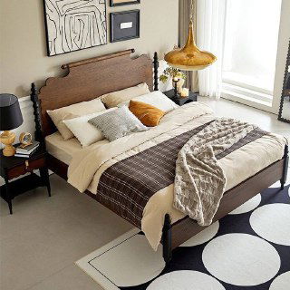 Уютная спальня с кроватью из ясеня, плед и подушки, композиция рядом с окном — подчёркивает стиль и пропорции модели 180×200.