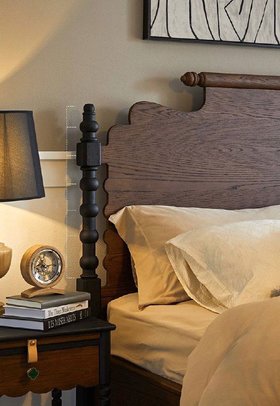 Крупный план правой части изголовья деревянной кровати и прикроватной тумбы с лампой, показывающий отделку и отделочные детали изделия.