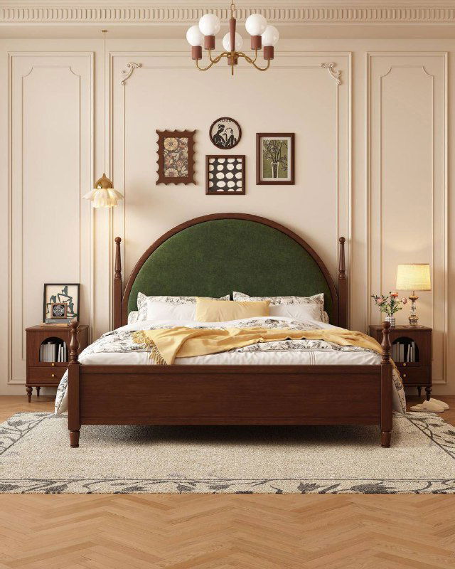 Кровать с зеленым изголовьем в тёмно-коричневой деревянной раме, аккуратно заправленное постельное бельё и декоративные элементы на стене позади кровати.