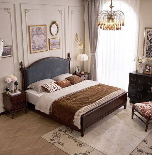 Крупный план кровати в реальной комнате: ковёр, постельные текстуры и гармоничная цветовая палитра вокруг деревянной мебели.