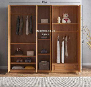 Большой трёхсекционный шкаф из массива дуба в светлом тоне, показаны варианты комбинирования полок и штанг для одежды.