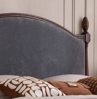 Ещё один близкий план изголовья кровати и декоративной подушки: сочетание материалов — ткань и массив ясеня в отделке.