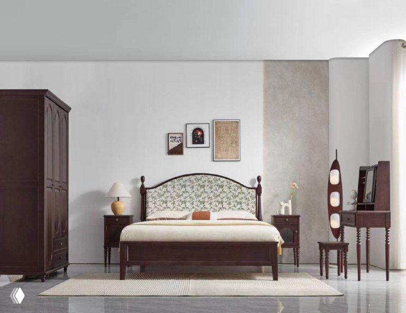 Альтернативная модель кровати в светлом интерьере: деревянное изголовье с цветочным узором и пара стильных прикроватных тумб.