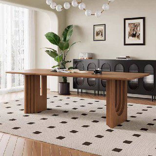 Деревянный обеденный стол из ясеня крупным планом в светлой столовой, ракурс под углом показывает тонкую столешницу и гладкую фактуру древесины.