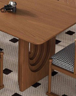 Крупный план декоративной боковой опоры стола из ясеня с U‑образным узором, видно качество обработки краёв и декоративных элементов.