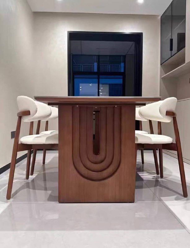 Фронтальный вид центральной опоры стола из ясеня в реальной комнате, демонстрация формы и дизайна опоры в интерьере.