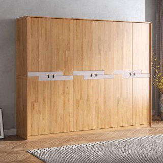 Широкий шкаф с четырьмя дверцами из массива дуба на фоне стены и части декора, демонстрация варианта широкой компоновки.