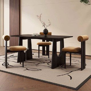 Вид под другим углом: массивный темный стол и комплект стульев с круглой спинкой, акцент на форму ножек и текстуру древесины ясеня.