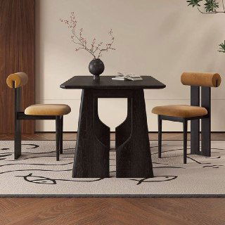 Фронтальный ракурс обеденного стола из ясеня с акцентом на симметричную конструкцию и пространство между ножками для удобства посадки.