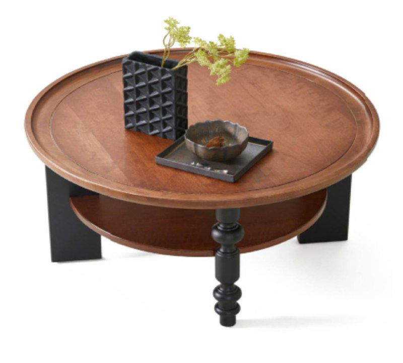 Круглый деревянный стол с декоративными резными ножками и центральной полкой, традиционный мотив в современной обработке поверхности.