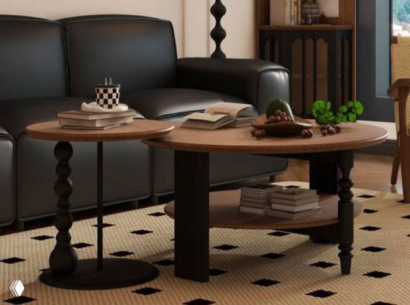 Две круглые деревянные столешницы разной высоты у дивана, стильная композиция из тёмного дерева и лёгких ножек в интерьере гостиной.