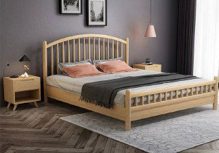 Угловой ракурс кровати 180×200 из массива дуба: ножки, изголовье и общий масштаб на фоне тёмной стены и прикроватных тумб.