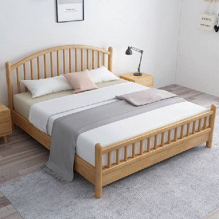 Кровать 180×200 из массива дуба в светлой комнате: вид с небольшим уклоном, постель с серым пледом и минималистичный декор на стене.