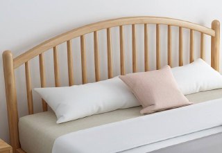 Детальный кадр изголовья кровати 180×200 из светлого дуба с минималистичным подушечным оформлением и ровной шлифовкой поверхности.