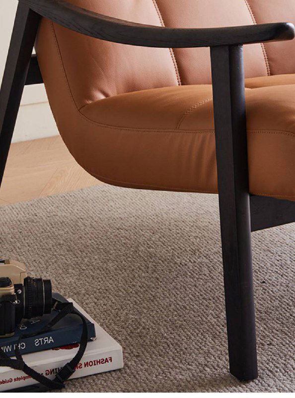 Ножка кресла из ясеня в интерьере: тёмный деревянный брус, показано крепление ножки и общий стиль модели на фоне пола и аксессуаров.