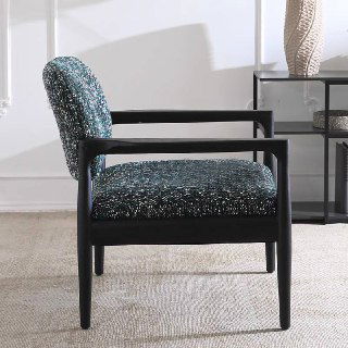 Боковой ракурс кресла из ясеня: акцент на ровные линии подлокотников и сочетание тёмного массива с мраморно-цветной тканью обивки.