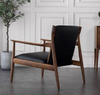 Боковой вид кресла из ясеня с кожаной обивкой, видна конструкция подлокотников и тонкая деревянная рама из массива.