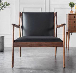 Фронтальный вид кресла из ясеня с чёрной кожей, акцент на посадочной зоне и габаритах модели на нейтральном фоне.