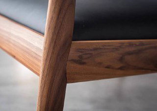 Макросъёмка деревянной фактуры ясеня в основании кресла, хорошо видим рисунок годичных колец и качество обработки поверхности.