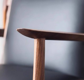 Ещё один кадр крупным планом деревянного подлокотника и соединительной шейки ножки кресла, видна аккуратная шлифовка и морилка.