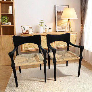 Две модели чёрных деревянных стульев из ясеня с однотонной текстильной спинкой и плетёными сидениями в интерьерной сцене.