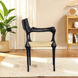 Боковой ракурс чёрного стула из ясеня с изогнутыми подлокотниками и плетёным сиденьем на фоне светлого интерьера для демонстрации профиля.