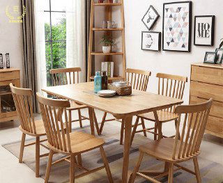 Комплект стол и шесть стульев из светлого массива дуба в столовой; вид в полный рост, расстановка вокруг стола для семейного ужина.