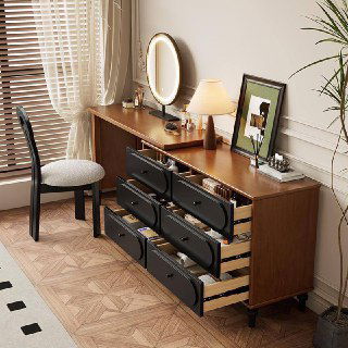 Туалетный столик и открытые выдвижные ящики комода, показывающие внутреннюю конструкцию и разделение хранения в мебели из ясеня.