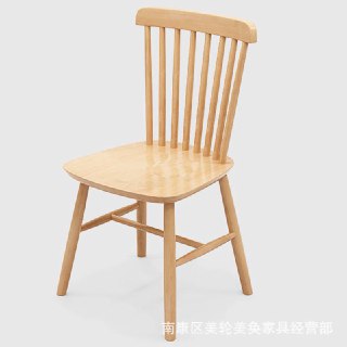 Деревянный стул светлого тона с классической спинкой из вертикальных реек; вид спереди на белом фоне демонстрирует посадку.