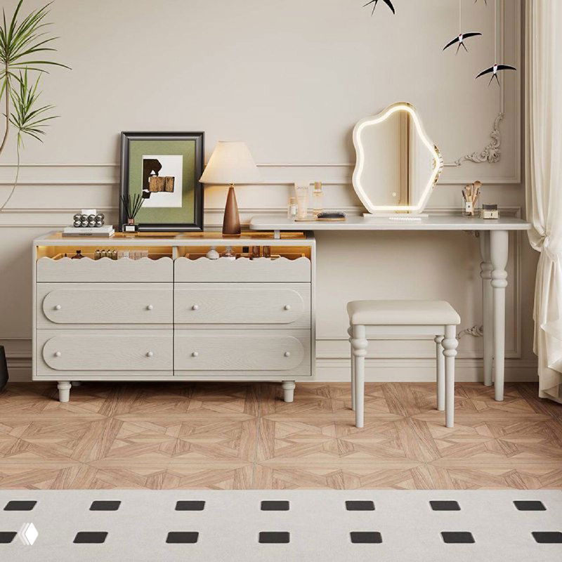 Светлый вариант отделки туалетного столика из ясеня: бело-натуральный комод и стол в интерьерной композиции с зеркалом и лампой.