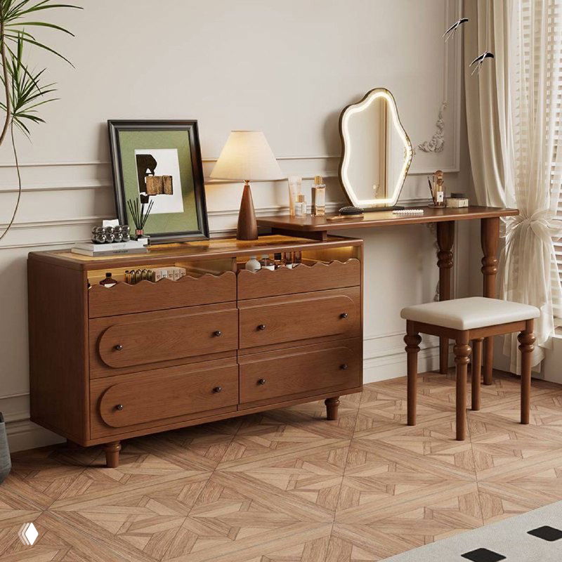 Крупный ракурс композиции: туалетный стол и комод из ясеня в тёплой деревянной отделке, вид с акцентом на ножки и столешницу.